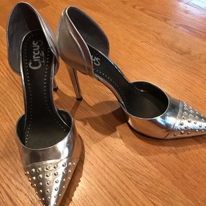 Silver pumps